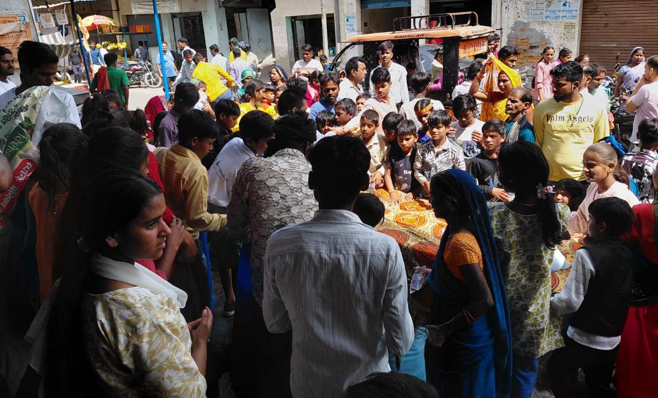 Zaruratmand Logon Ke Liye Samagri Vitran Abhiyan photo 2