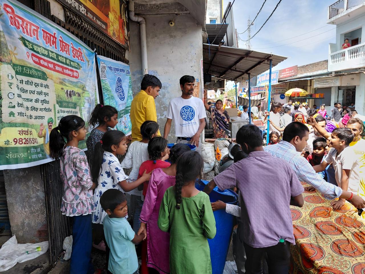 Zaruratmand Logon Ke Liye Samagri Vitran Abhiyan photo 5