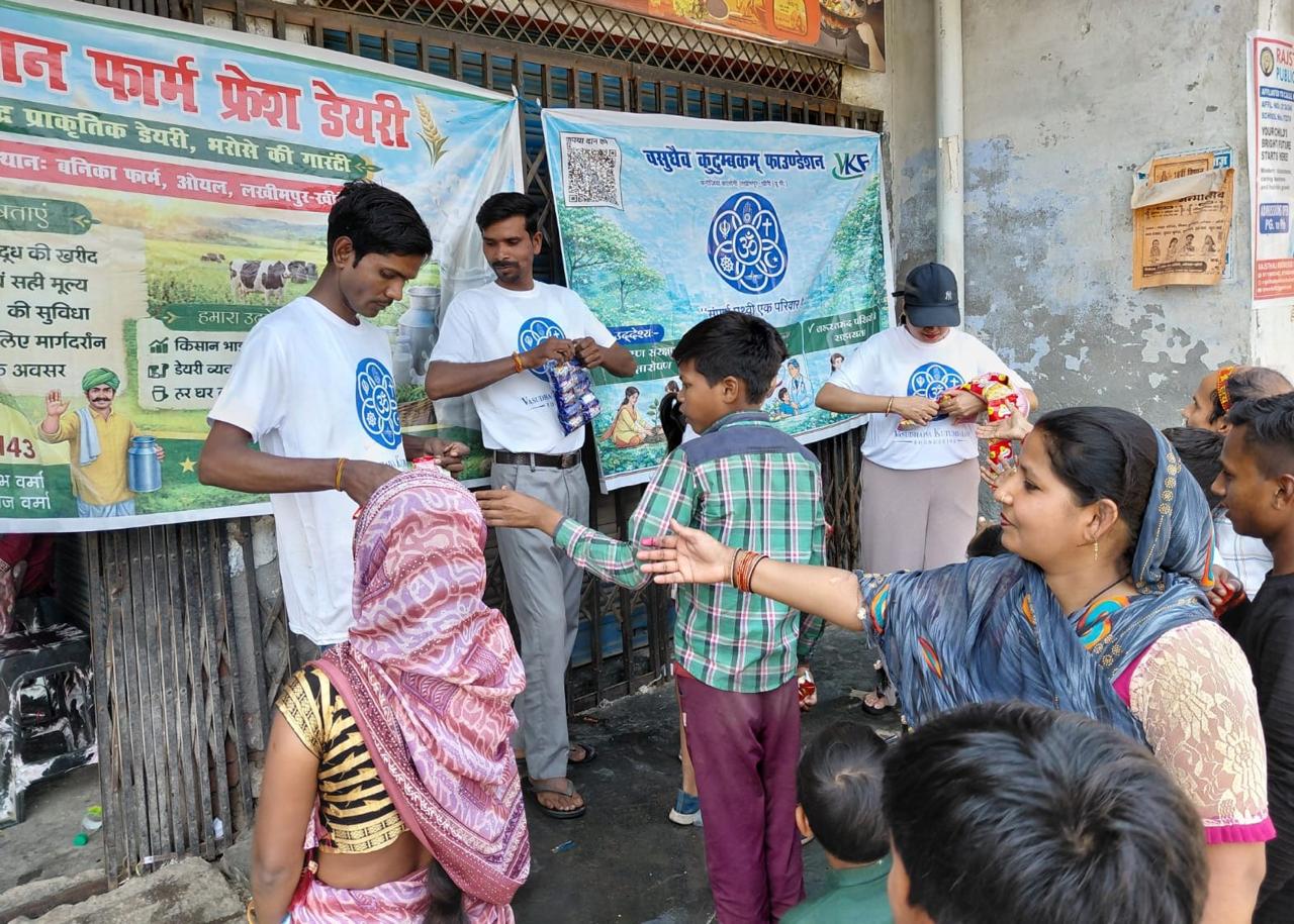 Zaruratmand Logon Ke Liye Samagri Vitran Abhiyan photo 6