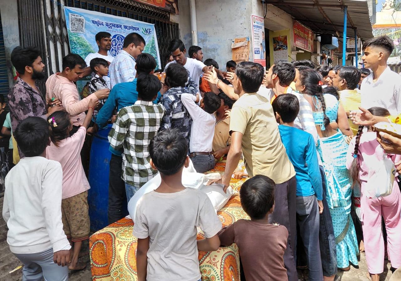 Zaruratmand Logon Ke Liye Samagri Vitran Abhiyan